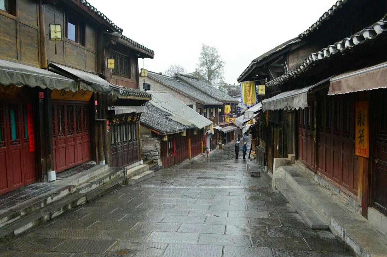 搭上养老金买的房自己却做不了主?宁波一小区业主因封窗问题跟物业开战!保安竟蹲到家门口,太荒唐…